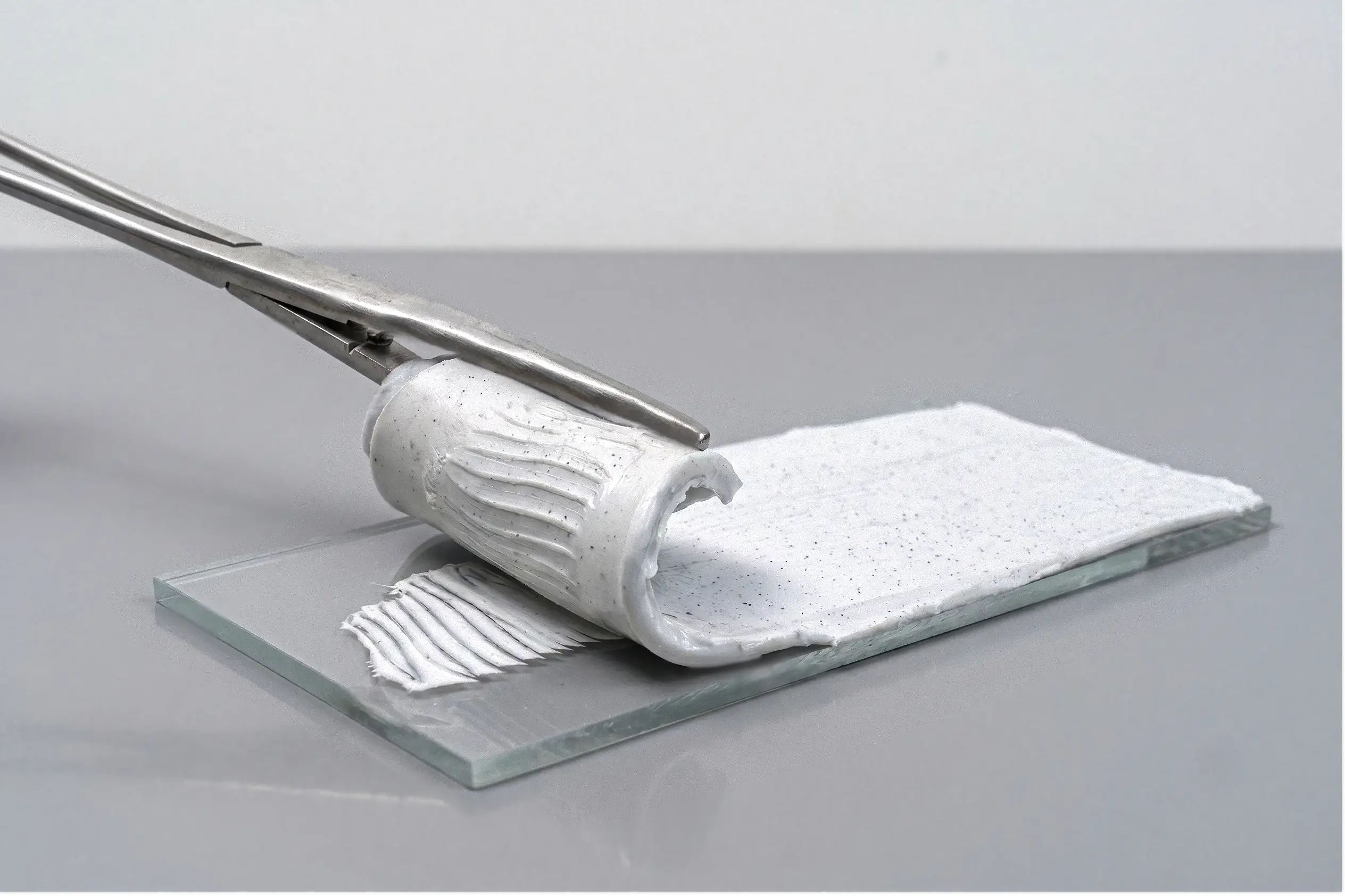 Adhesion test: controlled peel of an adhesive on a glass plate