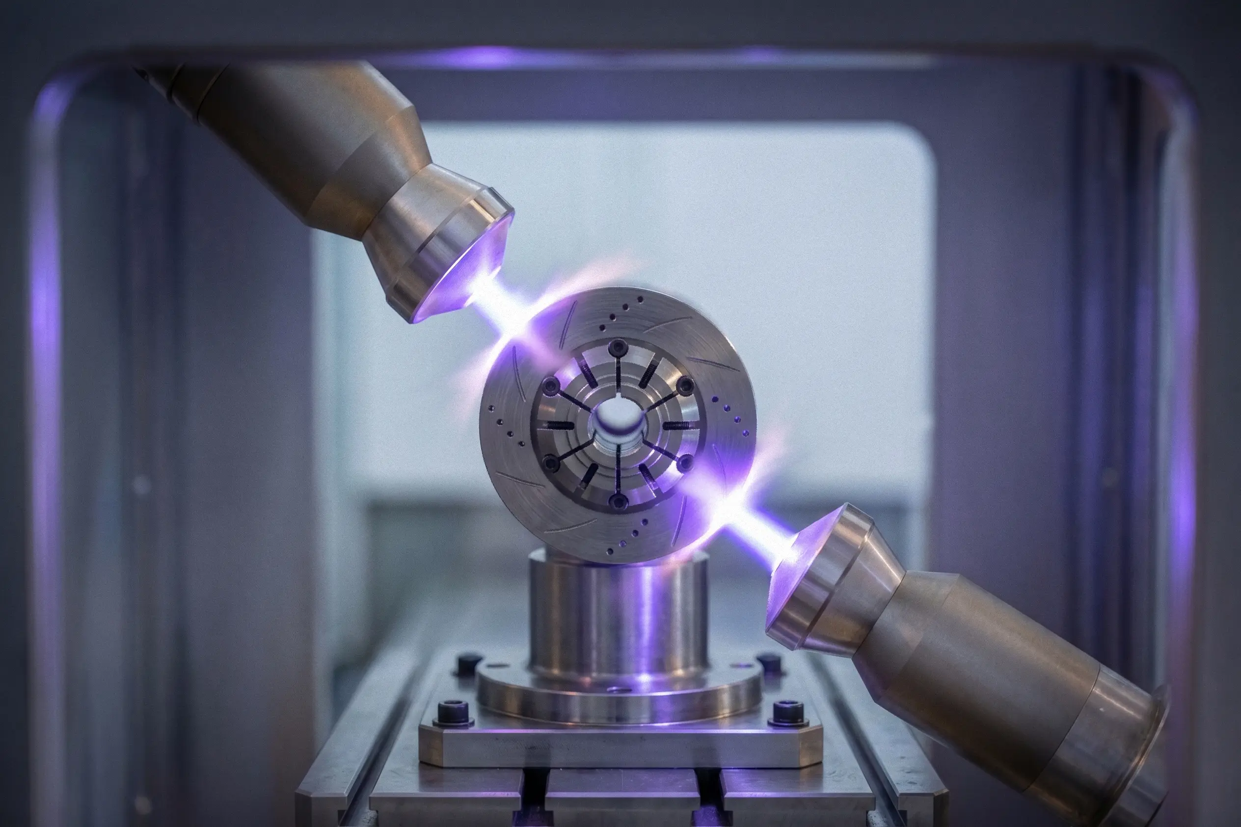 Plasma treatment of a metal part before applying a sealing product