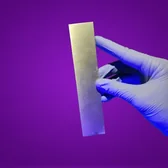 Échantillon traité tenu à la main, contrôle en laboratoire