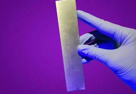 Échantillon traité tenu en main, contrôle d'énergie de surface au laboratoire